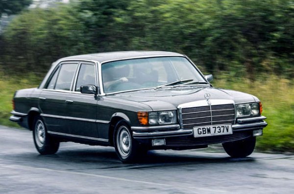 Страхотният Mercedes-Benz 450 SEL 6.9 дебютира през 1975 година. По онова време това е един от най-добрите автомобили в света и един от най-бързите седани, които можете да купите. Ще ви трябват приходите на банкер, за да си купите такъв. Не само бърз. Хидропневматичното окачване би свършило фантастична работа за поддържане на баланса, докато се връщате от банката с багажник, пълен с плячка.